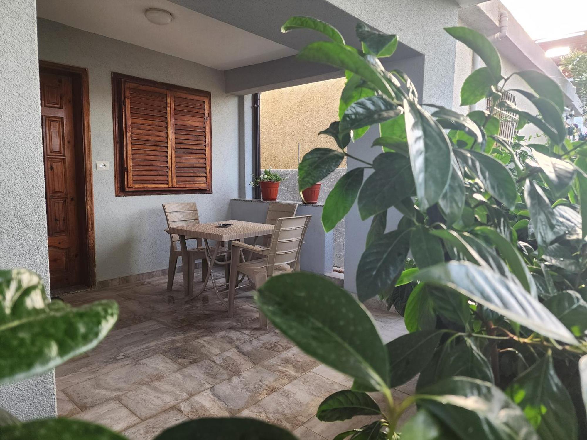 Eden Guesthouse Durrës Esterno foto