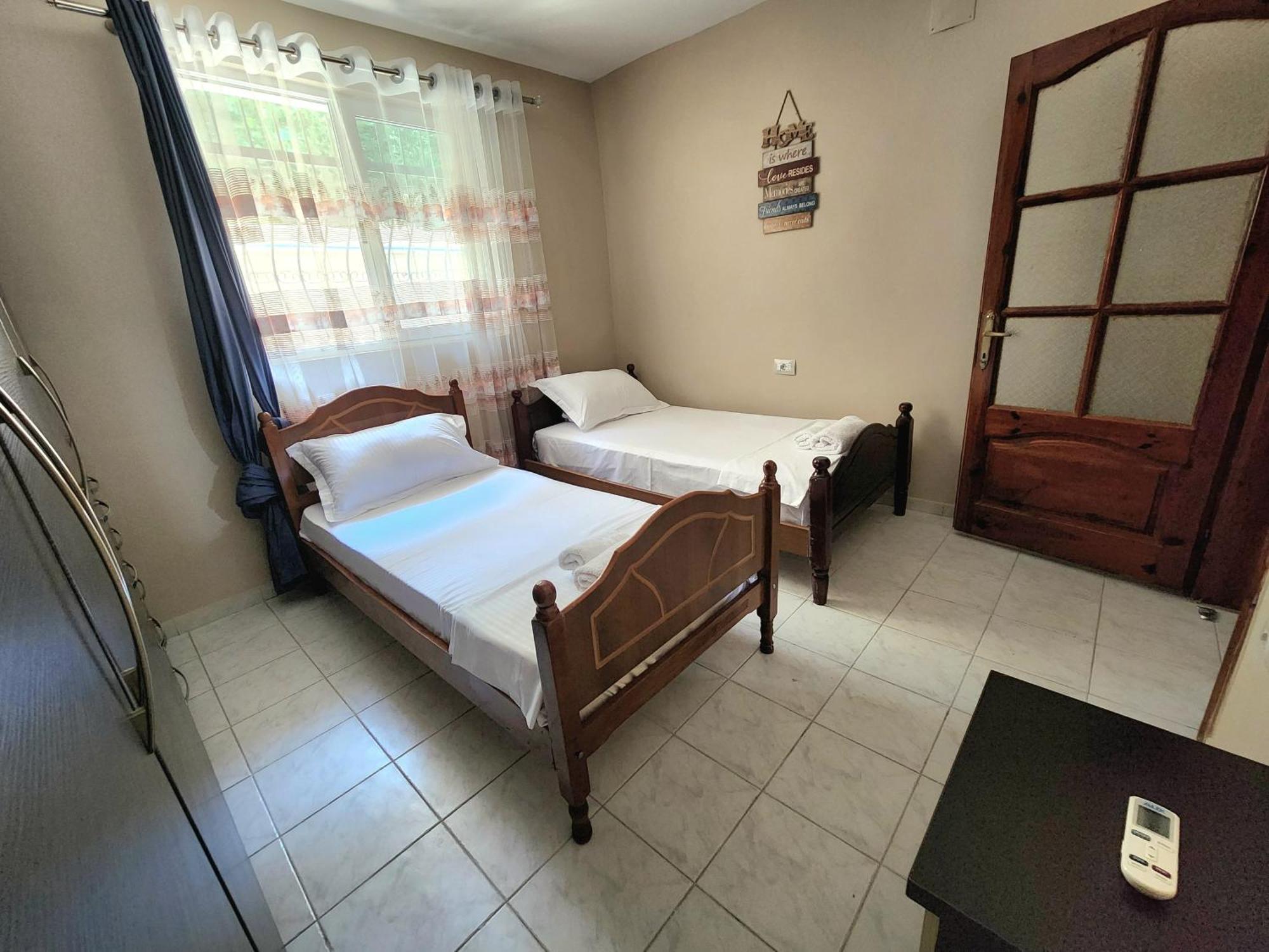 Eden Guesthouse Durrës Esterno foto