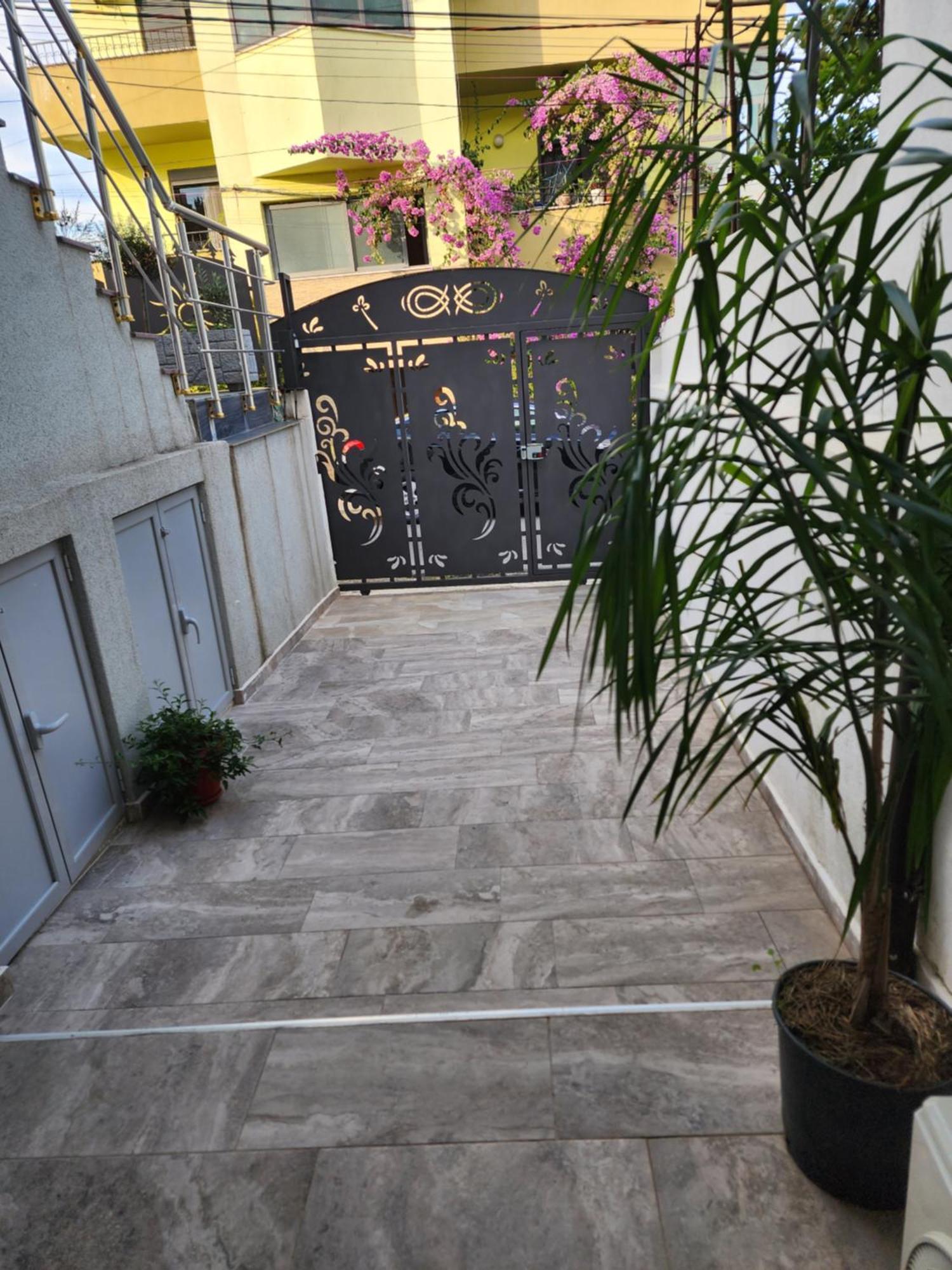 Eden Guesthouse Durrës Esterno foto